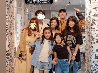 贾静雯一家五口看展，咘咘黑眼圈好大，没以前漂亮但依旧招人稀罕