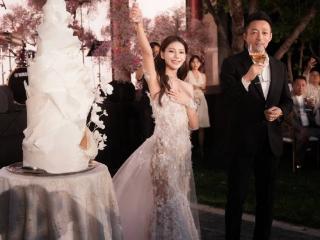 汪小菲霸气！2亿豪宅内宴请马筱梅家人吃烤全羊，家人一团和气