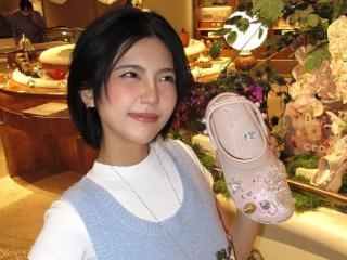 洞洞鞋被打工人穿成四季必备，“鼻祖”Crocs却急了