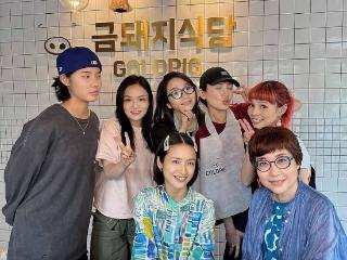 林依晨怀孕7个月露面，素颜瘦了很多，遮挡孕肚被众人保护