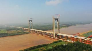 154米高塔“空中牵手”——沾临高速公路黄河特大桥主塔上横梁顺利浇筑