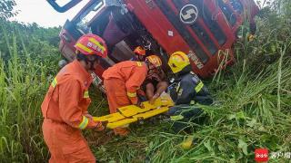 雨天路滑货车侧翻致1人被困 三亚消防紧急救援