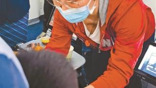 在前往喀什的飞机上一位小学生突发腹痛脸色苍白 中山大学援疆医生紧急救治转危为安
