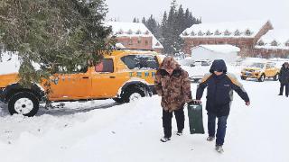 暴雪封路　步行抢修（图片）