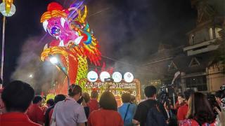 曼谷举行“点亮耀华力”彩灯展