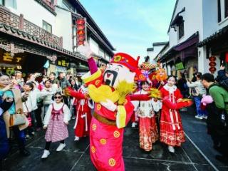 初五“迎财神” 财源滚滚来