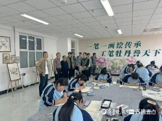央视走进巨野县中等职业学校采访工笔牡丹画普及培训活动