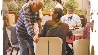 村民围坐“拉家常” 医护人员驻点保障