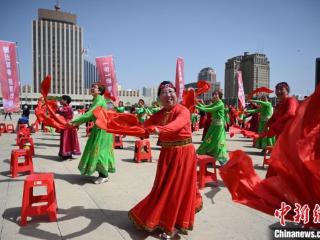 呼和浩特市广场舞大赛启动 600人齐跳安代舞