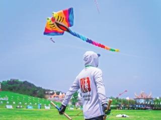 国内外选手放风筝在空中划出图形