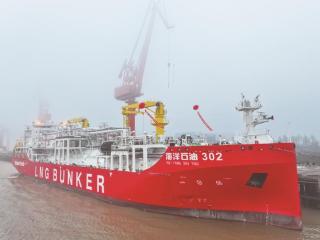 12000立方米LNG运输加注船在启东完工交付
