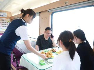 哈铁牡丹江客运段：地域美食满足旅客餐饮需求