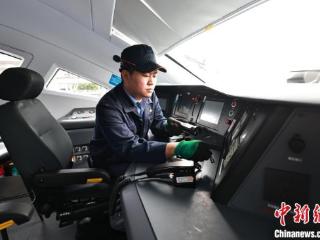 重庆车辆段“动车医生”守护旅客“五一”假期安全出行