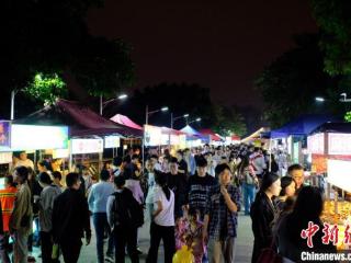 广西柳州夜市人流如织 美食令人垂涎