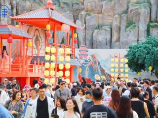 “五一”假期 游客们在天津欢乐谷享受假期时光 扫码阅读手机版