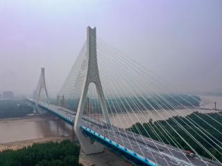 济南新黄河大桥计划年底通车，气势雄伟犹如巨龙腾飞