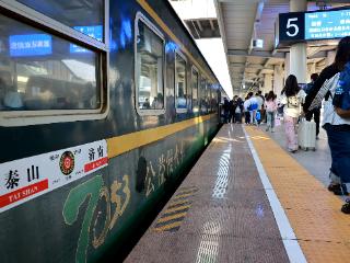 五一假期 7053公益“慢火车”成为热门出行选择
