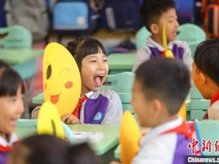 山东青岛小学生用微笑“点亮”世界微笑日