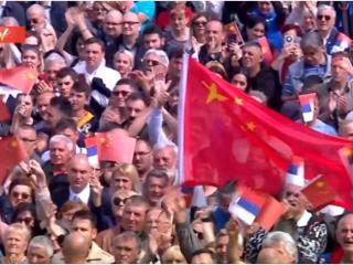 视频丨习近平向塞尔维亚欢迎人群挥手示意