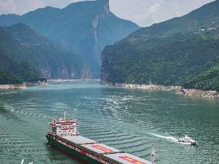 重庆：万吨级江海直达船首过夔门