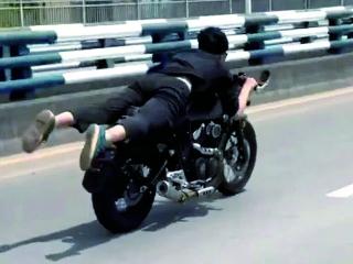小伙骑摩托车炫技 还拍视频网上炫耀