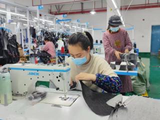 重庆犇逸服装：助力酉阳打造百亿级时尚服装产业
