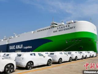 全球现役装载量最大的清洁能源汽车滚装船首泊天津港