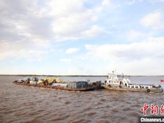 黑龙江抚远口岸：2024年明水期首批出境货船出港