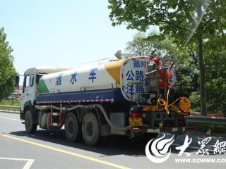 海阳公路开展夏季绿化养护防治工作