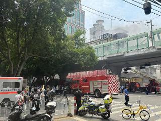 突发！广州十三行服装批发商圈起火 已营救出9名被困人员
