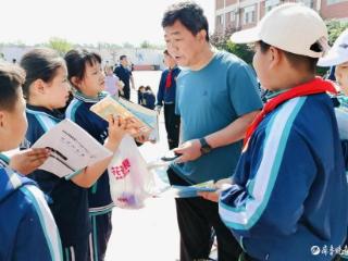 光明小学举办第五届读书节系列活动——漂流书市活动