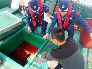 中国海警在南海开展伏季休渔同步执法行动