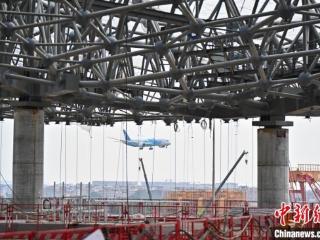 广州白云机场三期扩建工程T3航站楼钢网架结构屋盖封顶