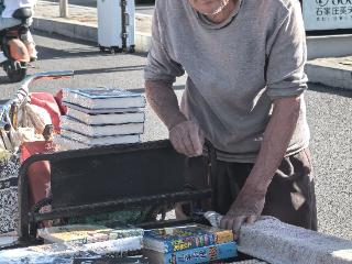 纵览原创｜83岁安徽老人在石家庄地铁口摆摊卖书10年，不少网友专门兑换现金前去买书