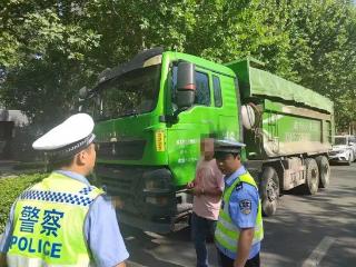邹平市公安局交警大队开展渣土等物料运输车交通安全专项整治行动