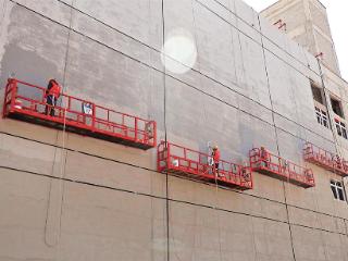 秦淮数据零碳数据中心项目施工现场，工人在进行外墙装饰。