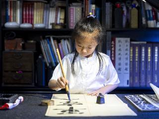 7岁女孩会写三种书法引关注 家长：没有功利想法 只为吸收传统文化的“精气神”