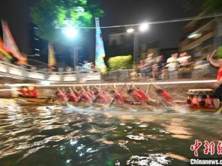 广东佛山：龙舟水巷间夜训挥桨漂移