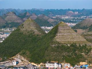 贵州安龙“金字塔”，中外游客来打卡