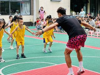 温江区柳岸锦城幼儿园与温江区予童幼儿园举行篮球友谊赛