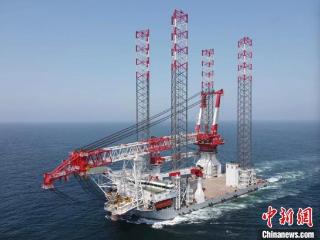 中国新一代自升式海上风电安装平台“大桥海风”号在江苏交付