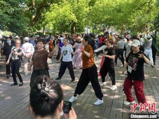 杭州“银发族”西湖歌舞出圈 “松弛感”吸引年轻游客