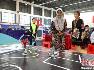 中国东盟青少年同台比拼机器人技术