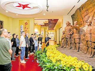 游客在市博物馆参观了解庆阳红色故事