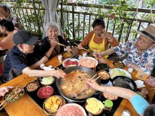 重庆“三姐妹”请一群聋人朋友免费吃火锅 还连夜包了150个粽子