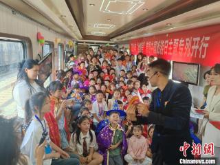 “5·19中国旅游日” 西安铁路局开行魔幻主题列车开行