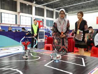 6国2209名青少年在来宾“玩转”机器人