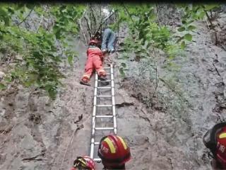 四名游客被困悬崖　消防救援站搭悬梯救人