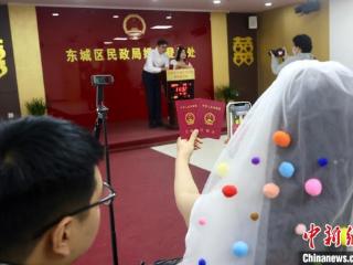 “520”逢小满 京城逾3200对新人登记结婚