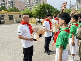 组图：弘扬中华体育精神 奥运冠军走进江西校园、社区